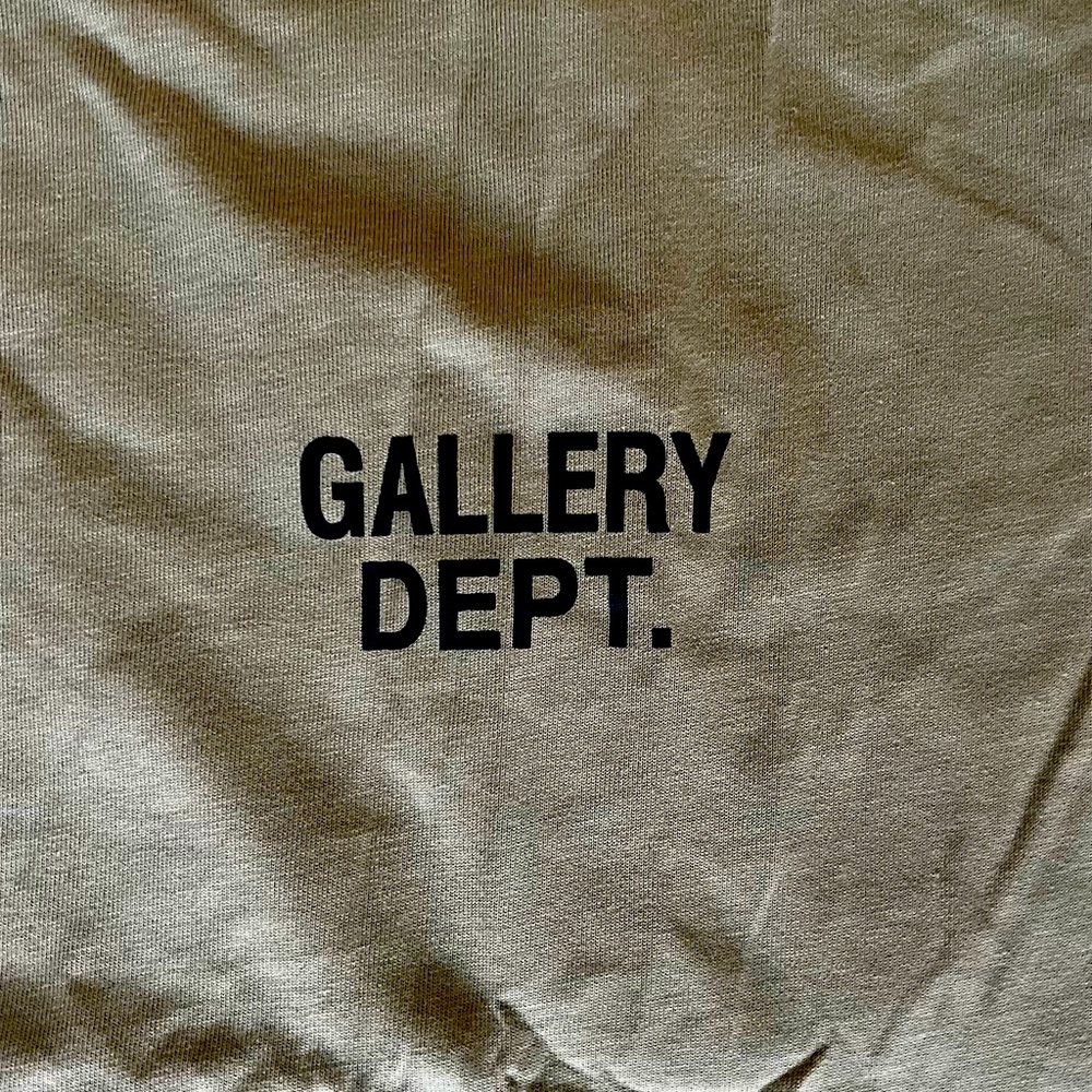 Gallery Department Olive Green T-Shirt ! Classic design and a Streetwear Staple